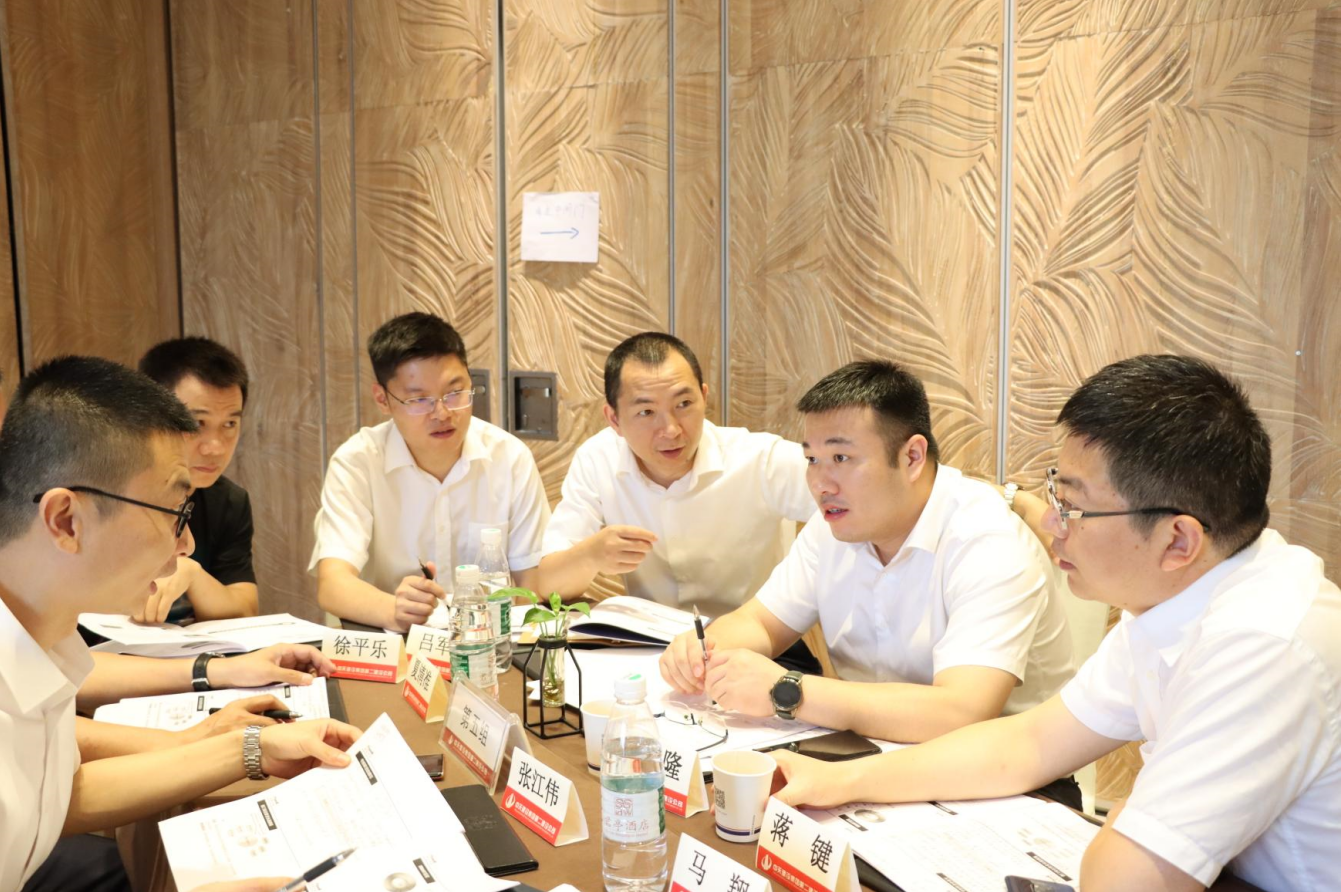 2021年6月25日-26日，888集团二建组织开展了2021年中高层主管执行力培训。本次培训特邀清华、北大、上海交大总裁班讲师，中国企业家协会特聘高级讲师许晋老师进行授课。